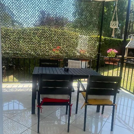 House With A Garden View In *
